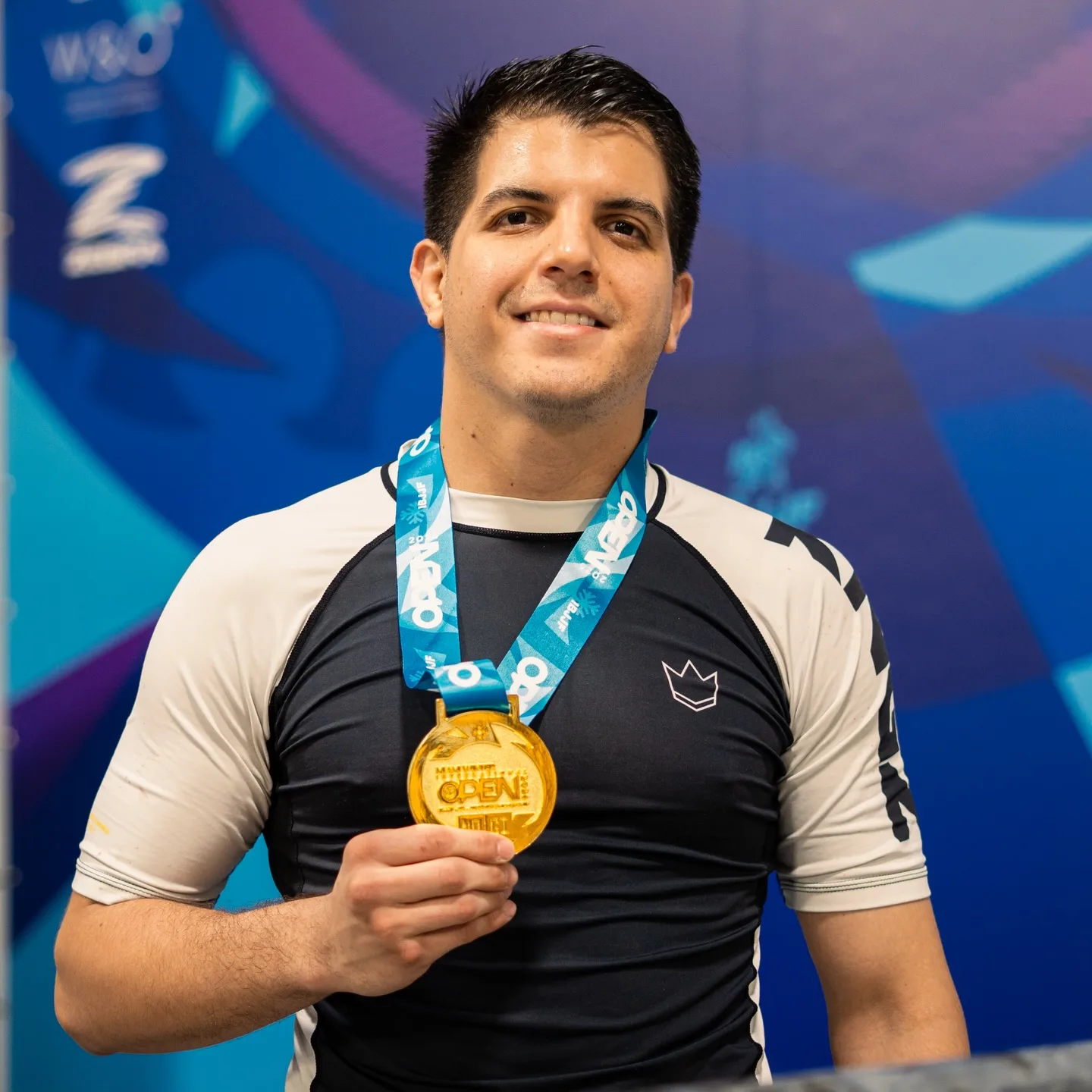 Profesor Daniel Giler con su medalla de oro