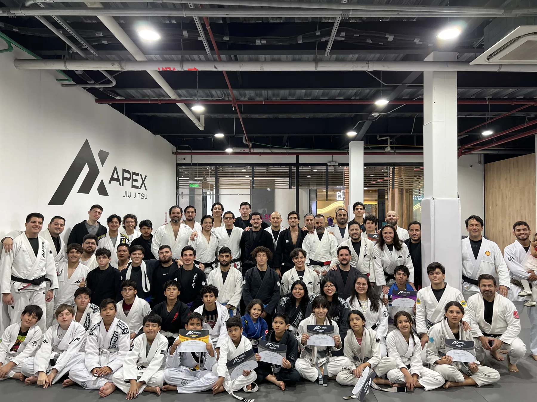 Ceremonia de graduación de APEX: alumnos de todas las edades en kimono