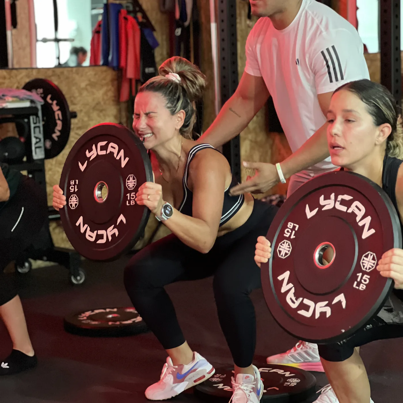 Sentadillas con disco junto al coach en KORE